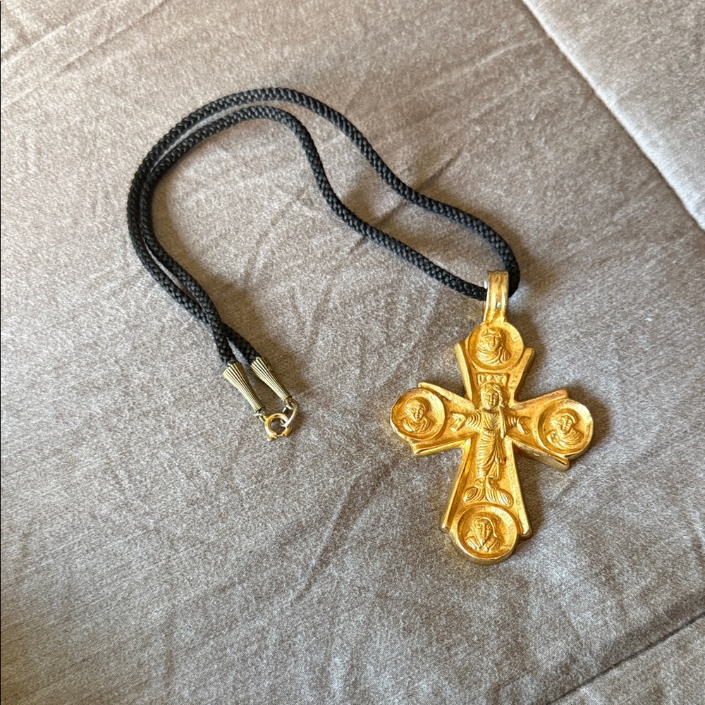 Alva museum Gold Cross Pendant Necklace